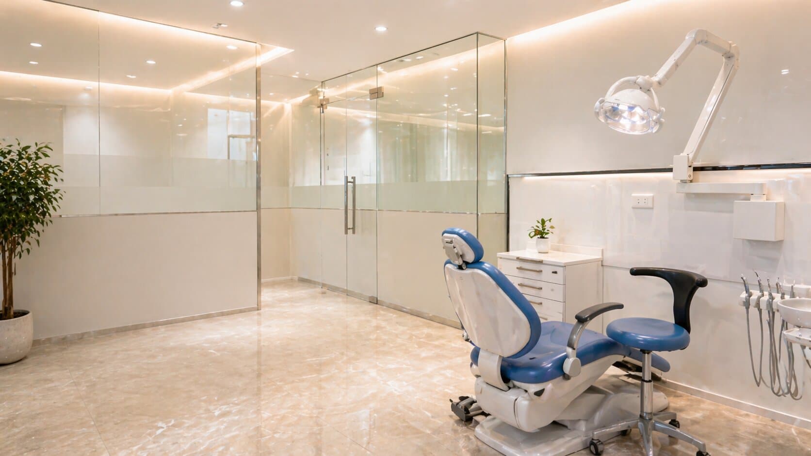 Main hero image for the dental clinic